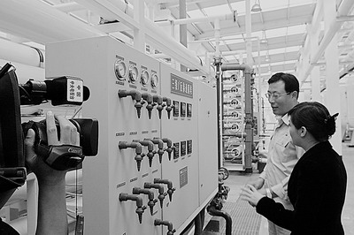 10号经济半小时_5月10日《经济半小时》 视频截图-曝假药 鬼市 生理盐水罐装胰岛素 淀...(3)