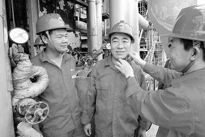 大庆石化开展规范劳保用品穿戴活动--中国石油