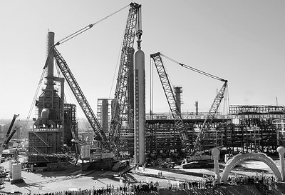 一建成功吊装1218吨加氢裂化反应器(图)--中国