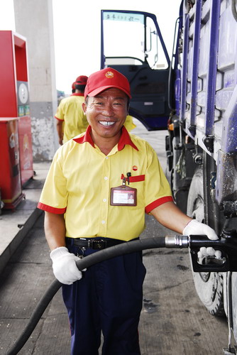 记阿拉善销售额济纳旗策克口岸加油站员工王双