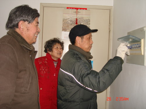服务上门为老同志检修电路--中国石油新闻中心