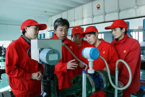 大庆油田采油三厂一矿精挖水驱保稳产(组图)--