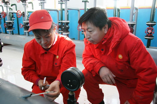 大庆油田采油三厂一矿精挖水驱保稳产(组图)--