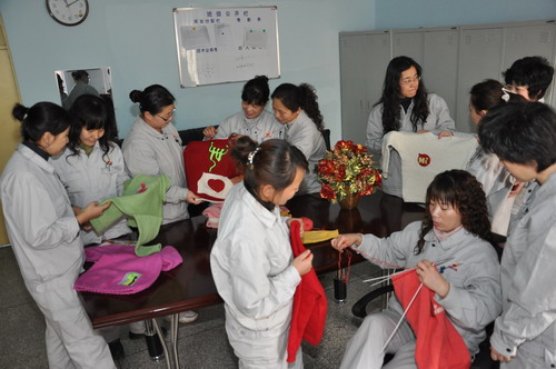 吉化女工<em>手织毛衣</em>送孤残<em>儿童</em>温暖(图)--中国石