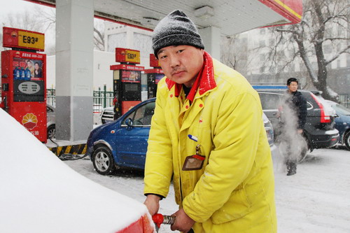 冰城哈尔滨万吨站加油员在加油岛上忙碌--中国
