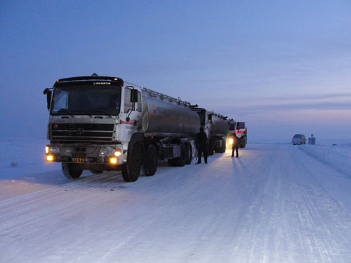 运输公司千方百计保障新疆抗灾救灾成品油配送