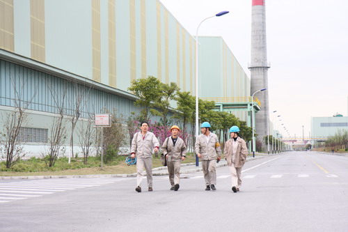 5月21日,记者来到国内钢铁骨干企业—上海宝钢集团旗下的特钢厂.