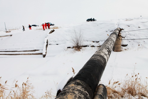 新疆油田油气储运公司排查管线防洪点隐患(图