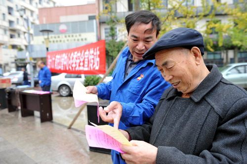 南充公管中心工作人员为住户讲解安全用气知识