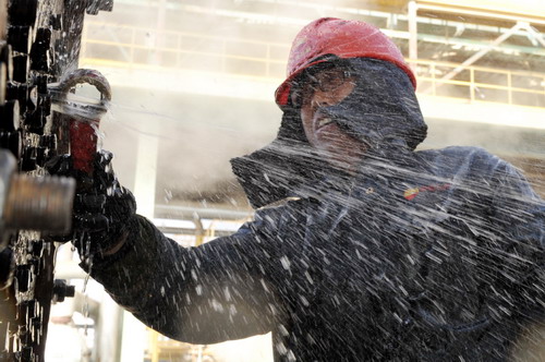 青海油田格尔木炼油厂顶风冒雪保供应--中国石