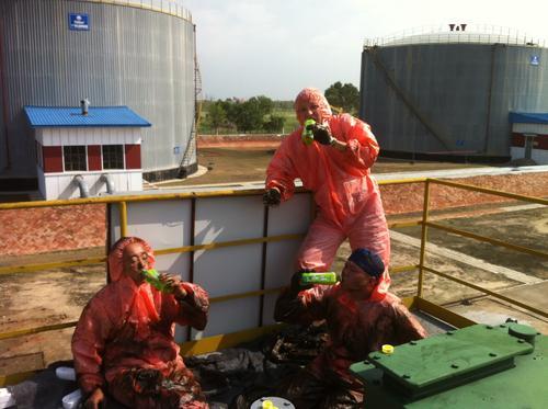 大庆油田采油二厂员工冒酷暑检修设备--中国石