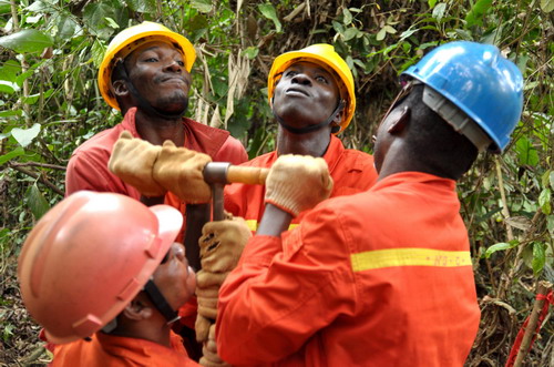 东方物探9811队在刚果(布)密林进行勘探作业-