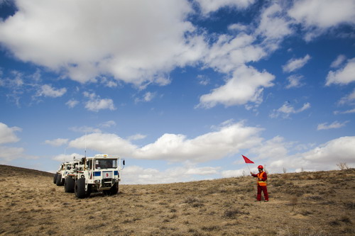 东方物探自主研发低频可控震源首次沙漠施工-