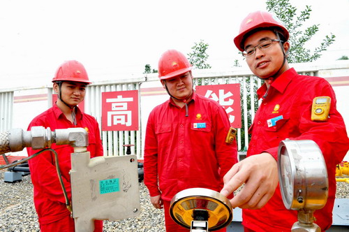 石油人物    龙岗001-7井28岁的采气工陶奎以爱岗敬业,技术超群而成为