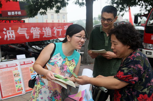 华北采五多种形式向市民介绍安全知识--中国石