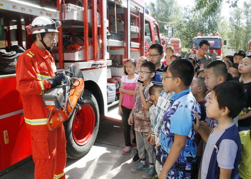 新疆油田消防支队员工为小朋友讲解安全知识-