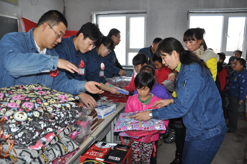 吉林石化动力二厂志愿者向学生赠送物品