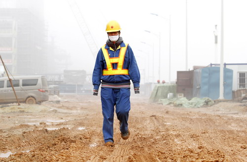 在云南石化项目,虽然道路泥泞,作为安全员的王影风雨无阻巡查施工现场