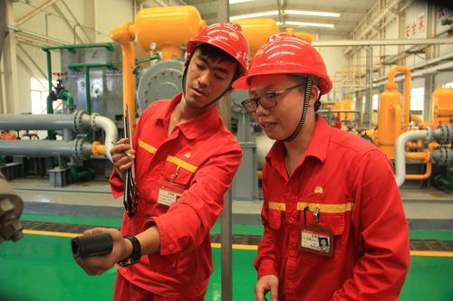 昆仑能源海南分公司员工检测压缩机温度--中国