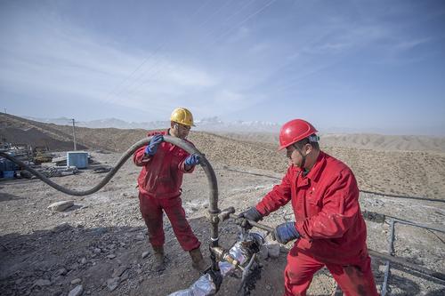 石油红情暖黄土窑